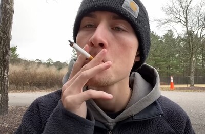 Лечение зависимости от табакокурения в Светогорске Мужчина с сигаретой делает затяжку