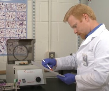 Клиника лечения наркозависимости в Светогорске Врач в кабинете клиники