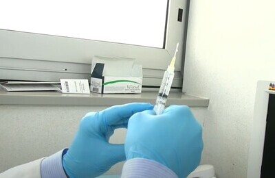 Проведение кодирования Вивитролом в Светогорске Шприц с Вивитролом в руках у врача